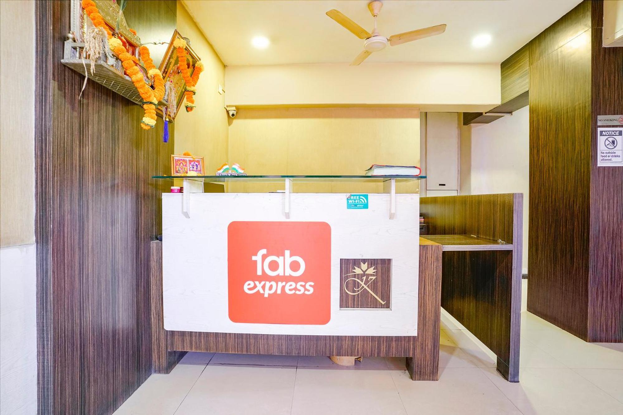 ホテル Fabexpress Kuber - Nr Apmc Vashi, ナビムンバイ エクステリア 写真